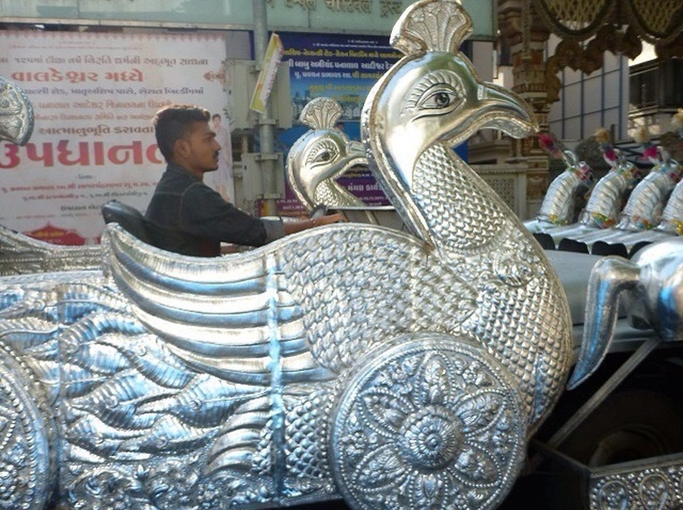  - Indien, Mumbai,  - Diese Kutschen leuchten in der Nacht und werden von Pferden gezogen. 
