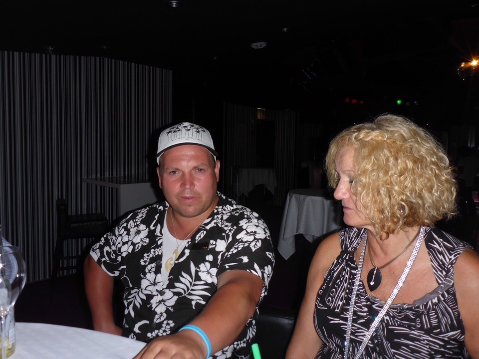  -  - DJ Jonny bespricht mit Viola wie die Party zum 66. Ihres Mannes laufen soll