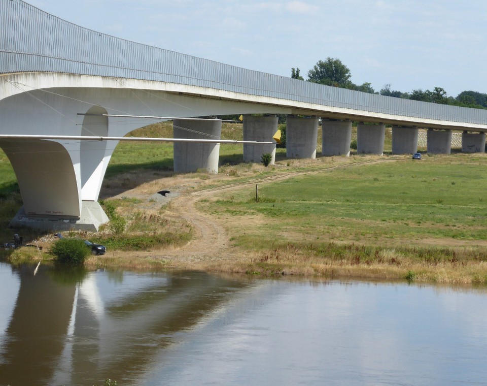 Deutschland - Riesa - Spannend: am Fuße der Brücke besitzt Brandenburg seinen einzigen halben Quadratkilometer westlich der Elbe. Hat was mit einer alten Fähranlegestelle zu tun, die aber nun doch die Brücke abgelöst wurde
