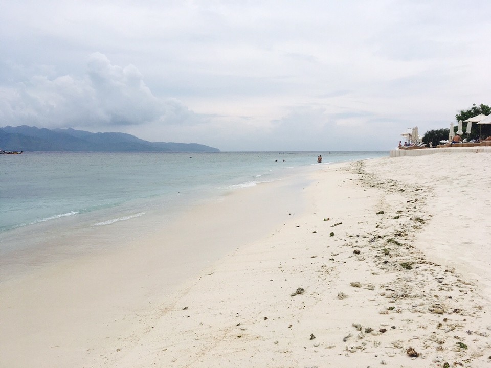 Indonesien - Lombok Utara - Der Strand sieht fast verlassen aus