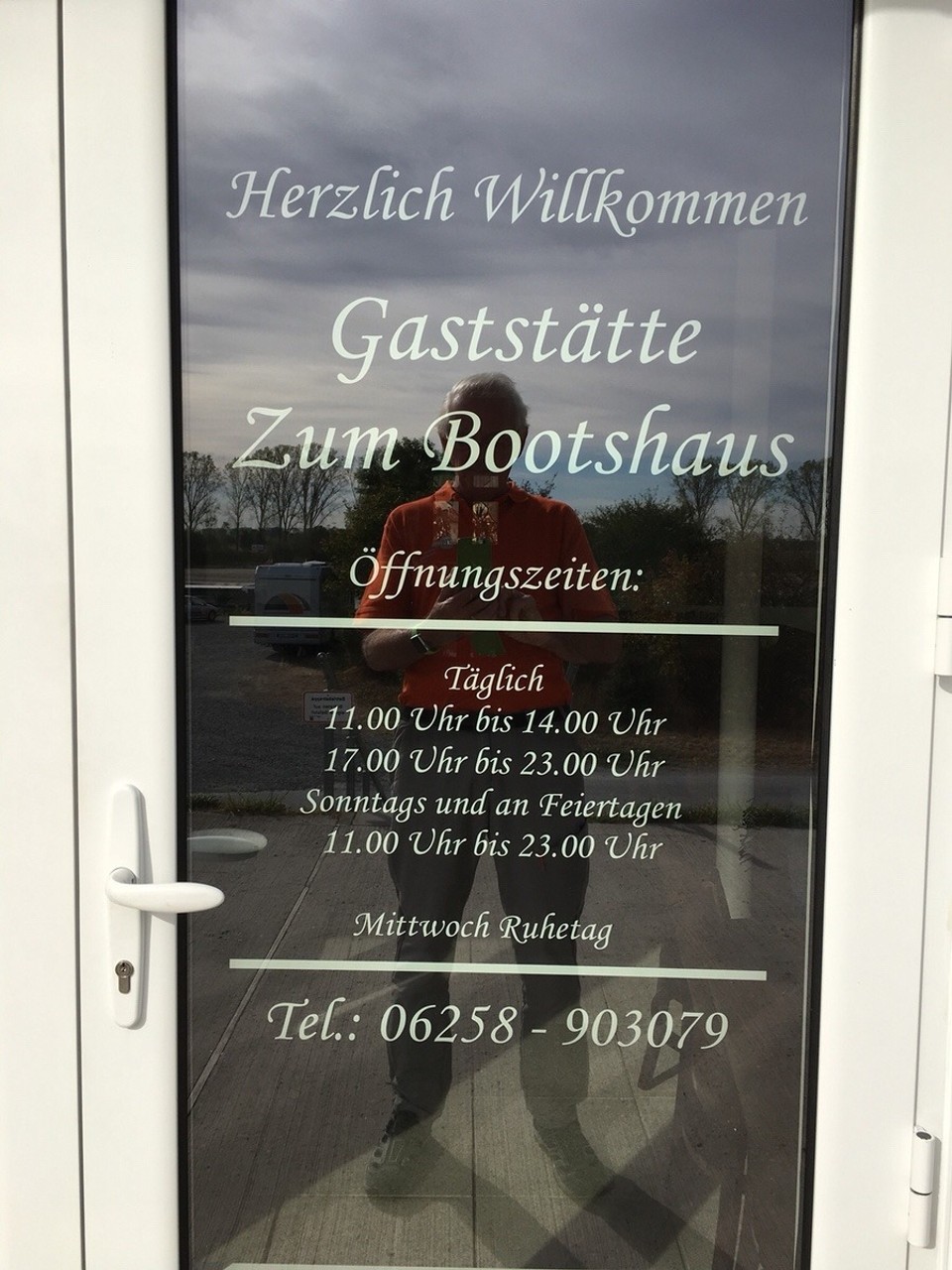 Deutschland - Biebesheim am Rhein - Direkt am Stellplatz das Restaurant „Zum Bootshaus“ Jugoslawische und Deutsche Gerichte. Sehr große Fleischportionen. Was man nicht schafft wird von der Bedienung eingepackt 😉. Gutes Preis Leistungs Verhältnis.