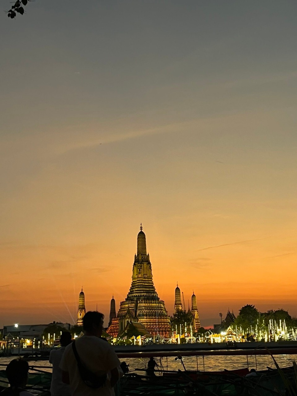 Thailand - Bangkok - Wat Arun at sunset! 🌅 so beautiful, but so difficult to get a picture without any one else in it, we tried😂