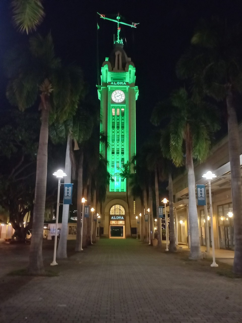 USA - Honolulu - Aloha Tower bei Nacht.