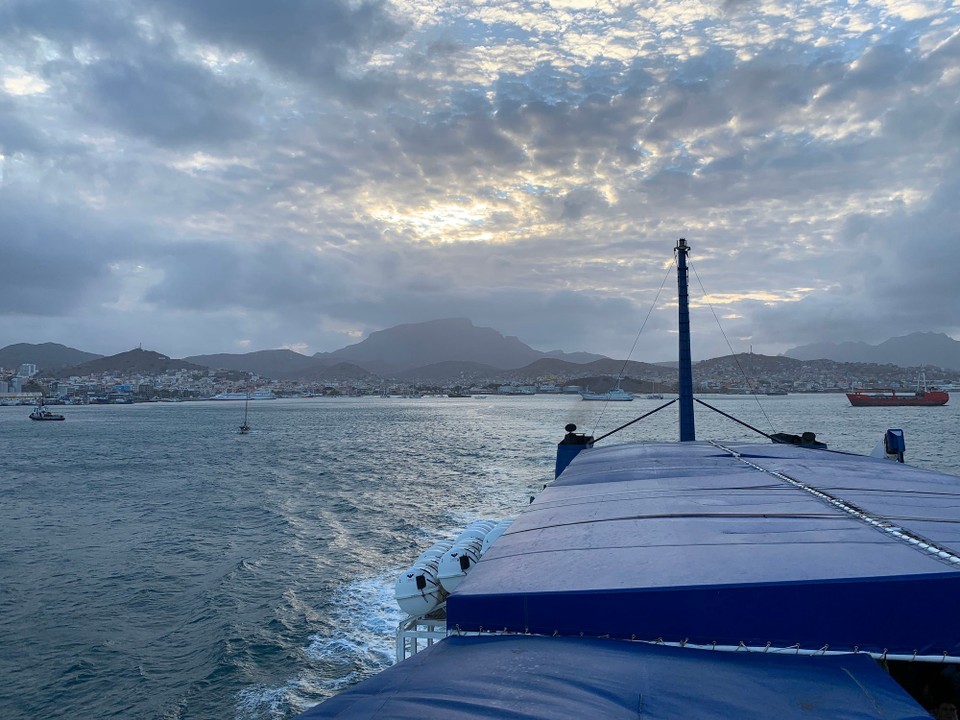Cap-Vert -  - On quitte l’île de São Vicente 

La mer est très agitée! On tient à peine debout! 