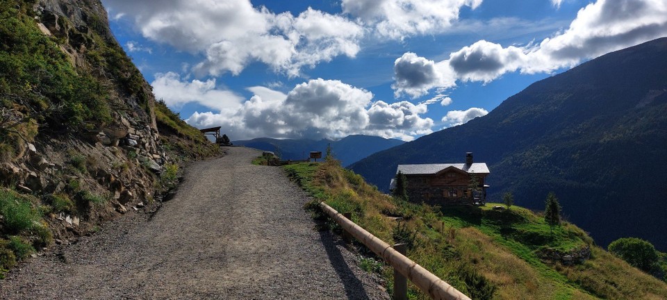 Spain - Torla-Ordesa - Morgenstund in Andorra. Nach den ersten paar Motorradminuten gehts erstmal zu Fuss weiter. 