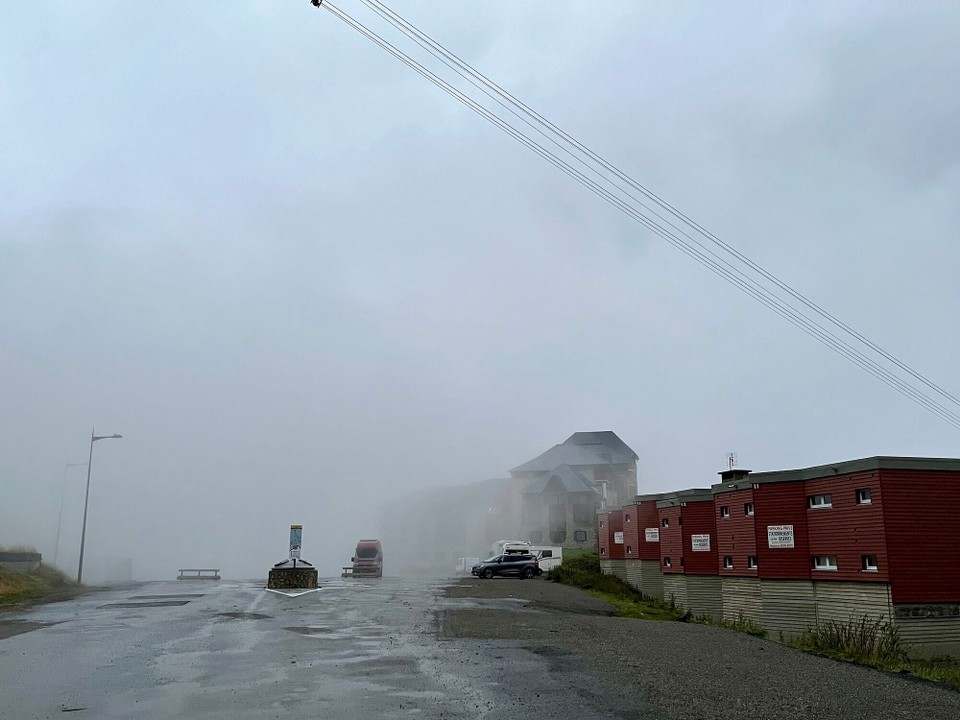 Frankreich - Bagnères-de-Bigorre - Auch wenn wir die Talstation des Pic du Midi nicht gesehen haben, wir scheinen richtig zu sein, wie uns eine ganz kurze Aufhellung zeigt. 