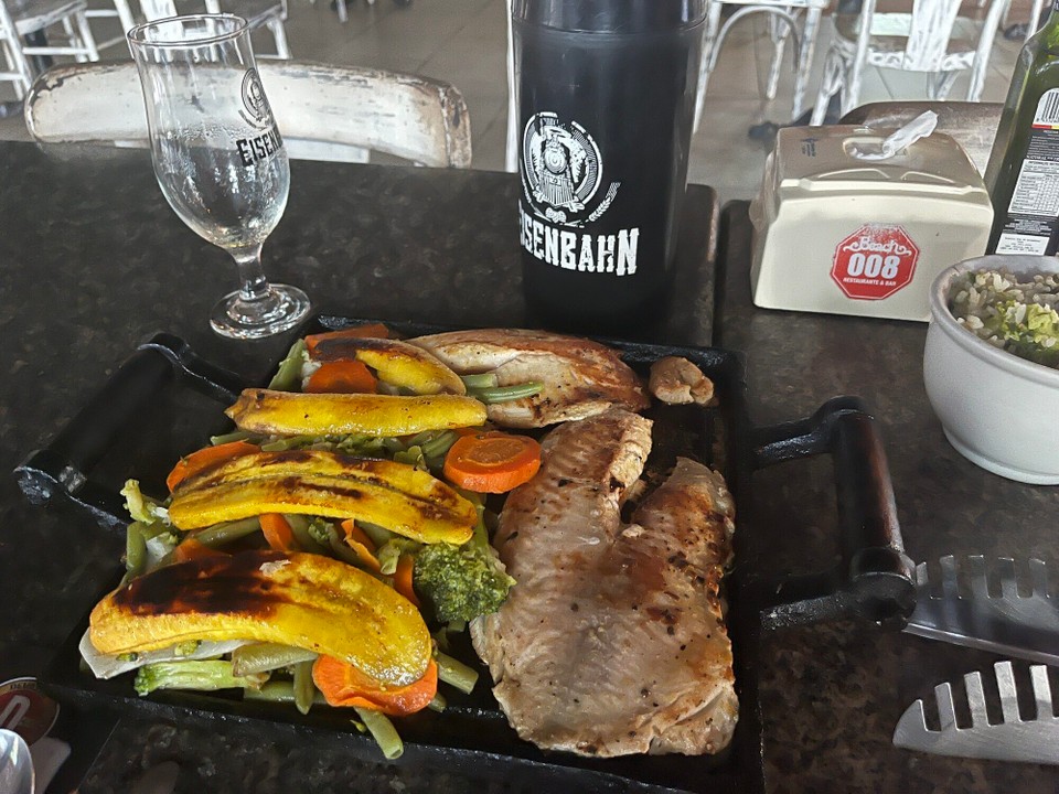 Brasilien - Salvador - Gegrilltes Fischfilet mit Gemüse