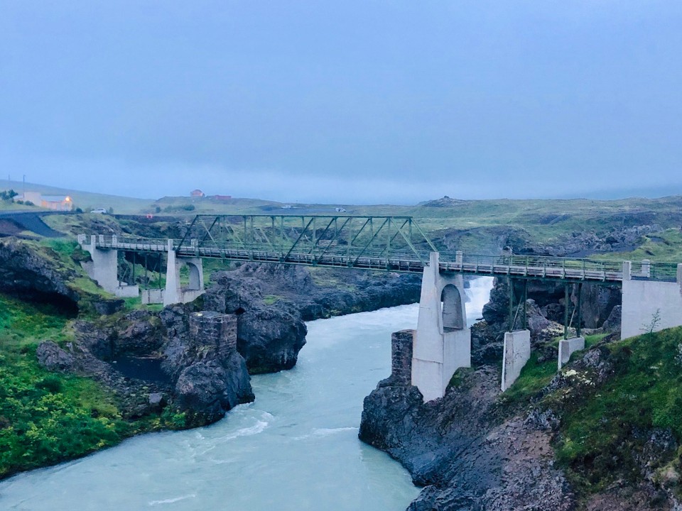 Island - Þingeyjarsveit - Ups... da müssen wir nun drüber. Einspurig... Ulli freut sich schon😉👍