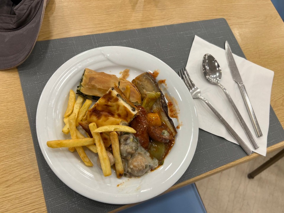 Griechenland - Koskinou - Und zum Glück gibt es bis 21:00 Uhr Abendessen, so daß ich nicht hungrig ins muß.