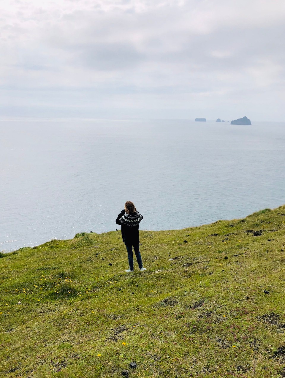 Island - Vestmannaeyjar - Um uns herum sind zahlreiche weitere kleine Inseln zu sehen. Und ab und zu kann man in der Ferne Walfontänen hochschiessen sehen…