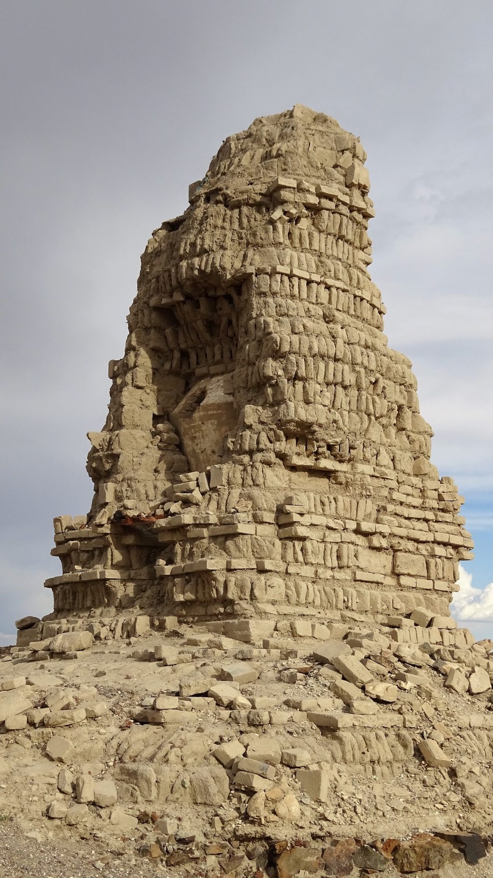 unbekannt - Gobi Desert - A ruined stupa