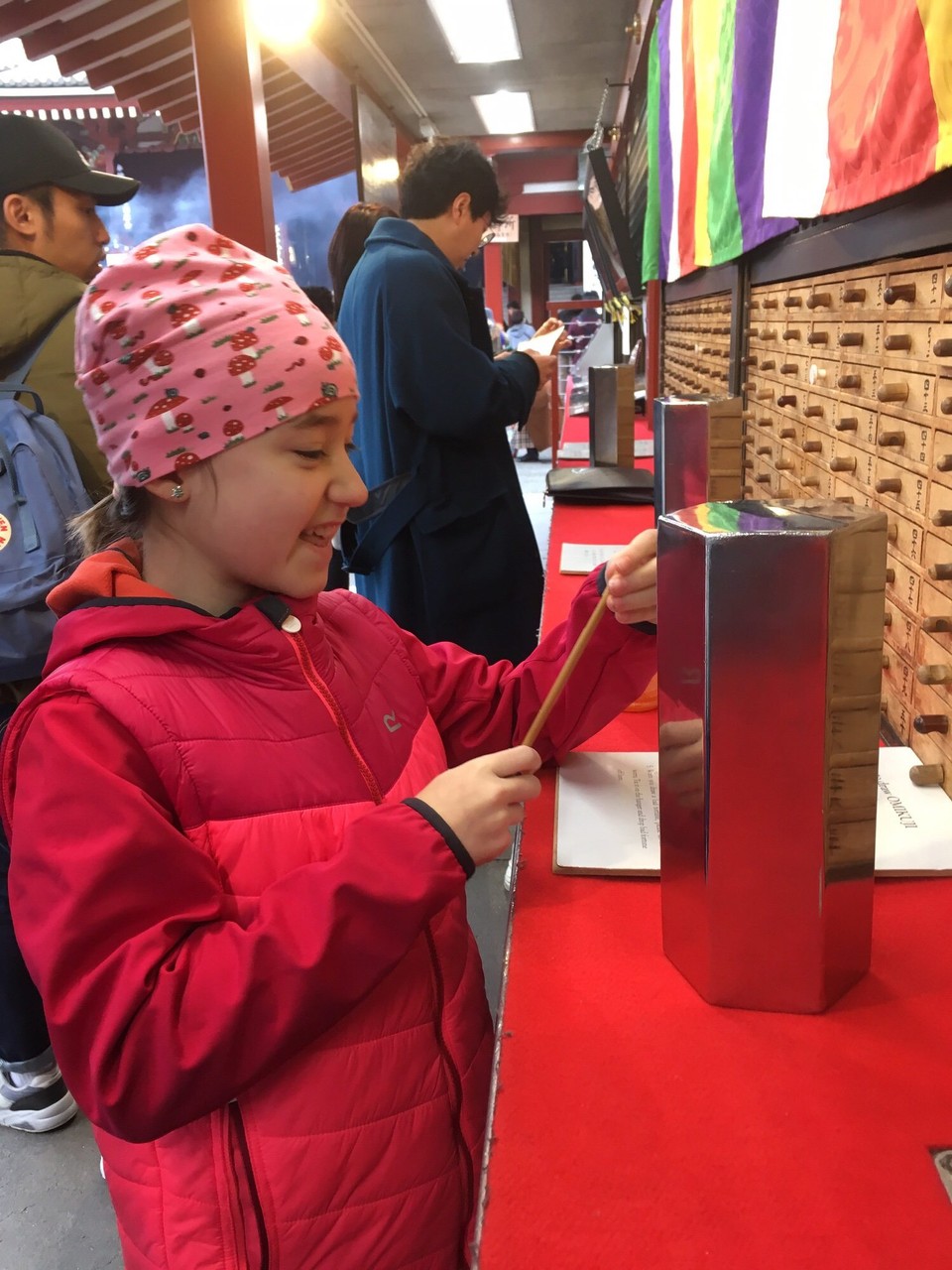 Japan - Taito-Ku - Glück oder Unglück?
Aus einem Prisma schüttelt man ein zufälliges Stäbchen mit einer (japanischen) Zahl.
Danach sucht man die Schublade mit dieser Zahl, was gar nicht so einfach ist.
Aus der Schublade holt man sich dann ein Blatt. Darauf wird beschrieben, ob einem Glück oder Unglück erwartet.