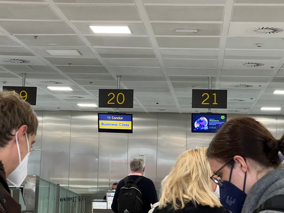 Spanien - Granadilla de Abona - Anstehen am CheckIn. Aber bisher wird nur die Buisnessclass bedient. Daß ich schon online eingecheckt habe, bringt mir hier keine Vorteile.