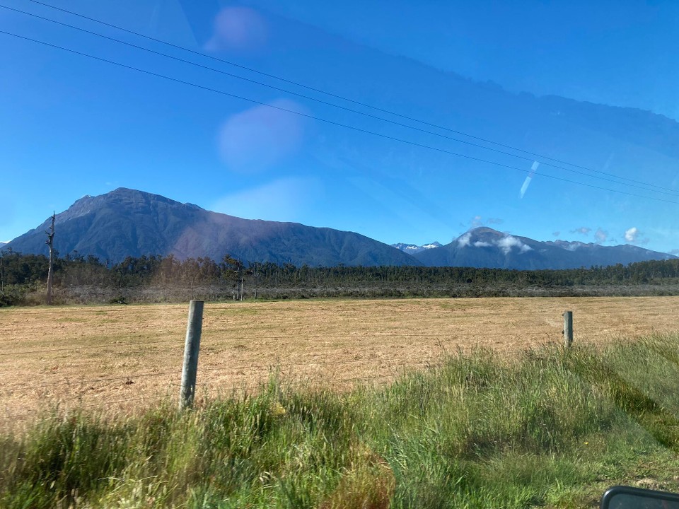Neuseeland -  - Früh um 9, irgendwie nichts los auf der Straße - kommen gar keine Autos… 🫣 Vielleicht geh ich einfach noch ne Runde und stell mich zur Mittagszeit wieder raus. Mh, ne probieren muss ich es jetzt schon, zack acht Minuten später sitz ich bei Lorna im Auto und wir düsen durch die Gegend 🥳😂