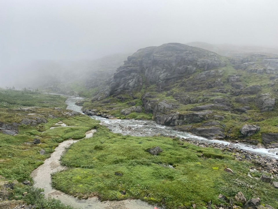 Norwegen - Eidsvåg i Romsdal - Wir haben dann oben einfach eine Pause gemacht und gewartet. Erst später haben wir festgestellt, das der Ort wo wir darauf warten das sich der Bebel verzieht, der Touristenaussichtspunkt überhaupt ist 🙈. Aber das warten hat sich gelohnt. 
