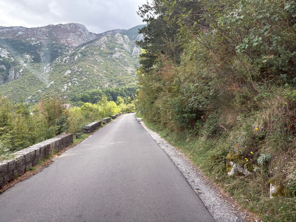Montenegro - Cetinje - …über enge Straßen…