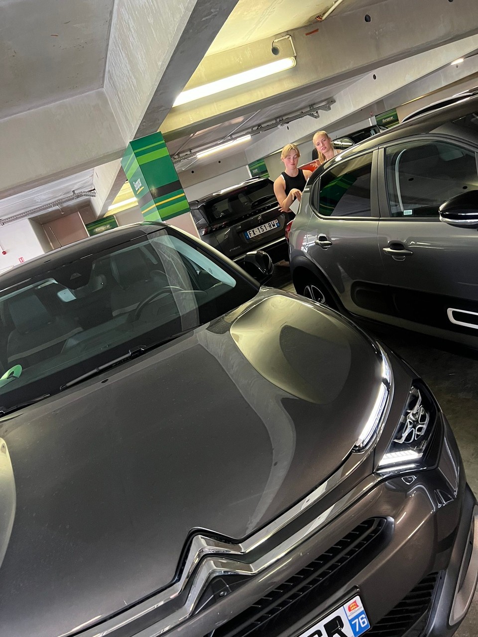 Frankreich - Nizza - Krasses Auto und sportlich eingeparkt. 😬
