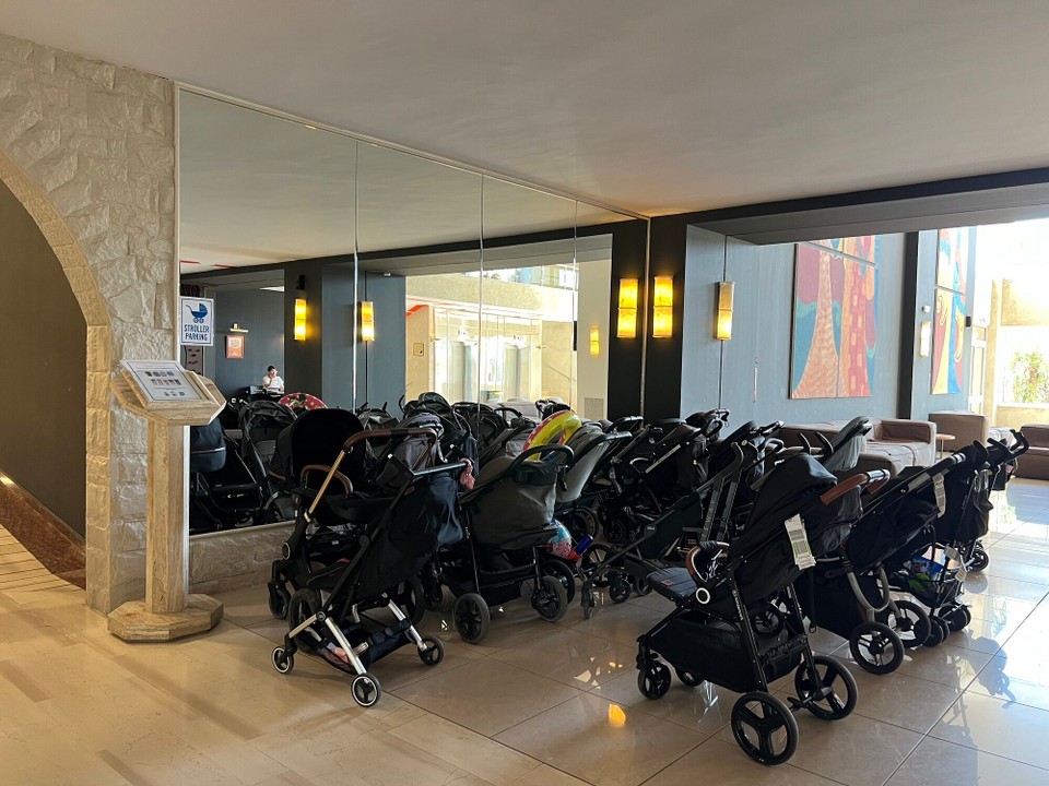 Griechenland - Koskinou - Offizieller Kinderwagenparkplatz (offenbar gibt es hier kein Knöllchen für das Parken in der zweiten oder dritten Reihe).