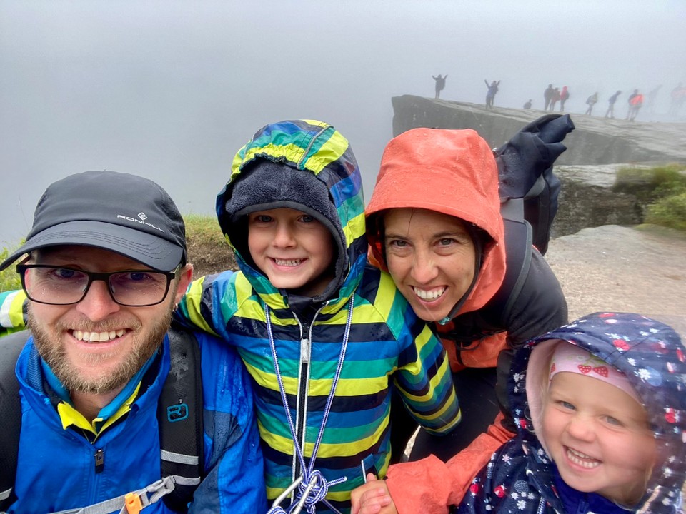 Norwegen - Jørpeland - Geschafft! Die ganze Familie zusammen auf dem Preikestolen ✌🏻💪🏻