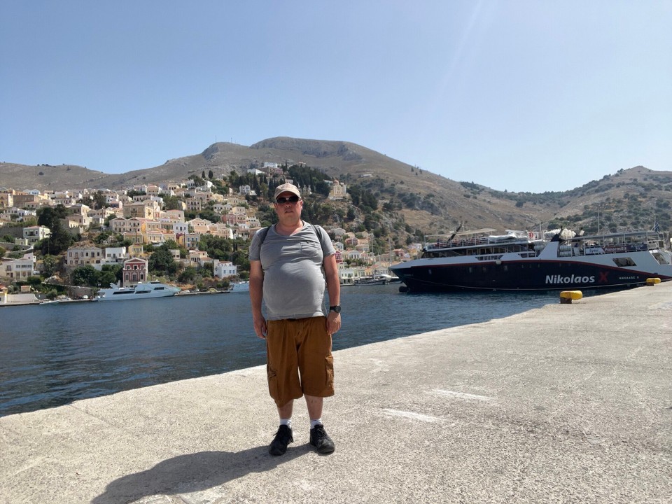 Griechenland - Symi - Und hier stehe ich wieder an der Fähre, bevor es wieder zurück nach Rhodos geht.