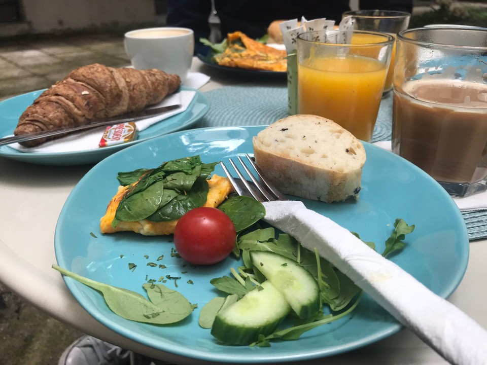 Ungarn - Budapest VII. kerület - Sonntagsfrühstück | Ei | Croissant | o-Saft | Mädelsrunde | Innenhof 