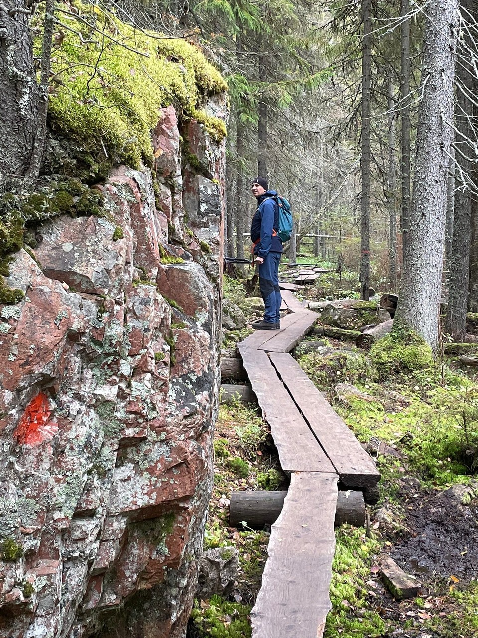Finnland - Mustajärvi - Über rutschige Holzstege…