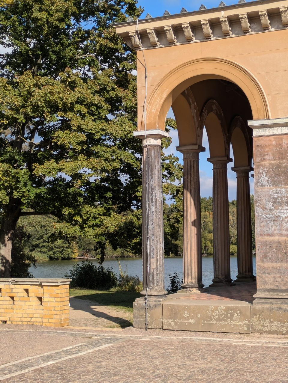 Deutschland - Berlin - Schöne Kirche direkt am Havelufer. Ich glaube in Sacrow.