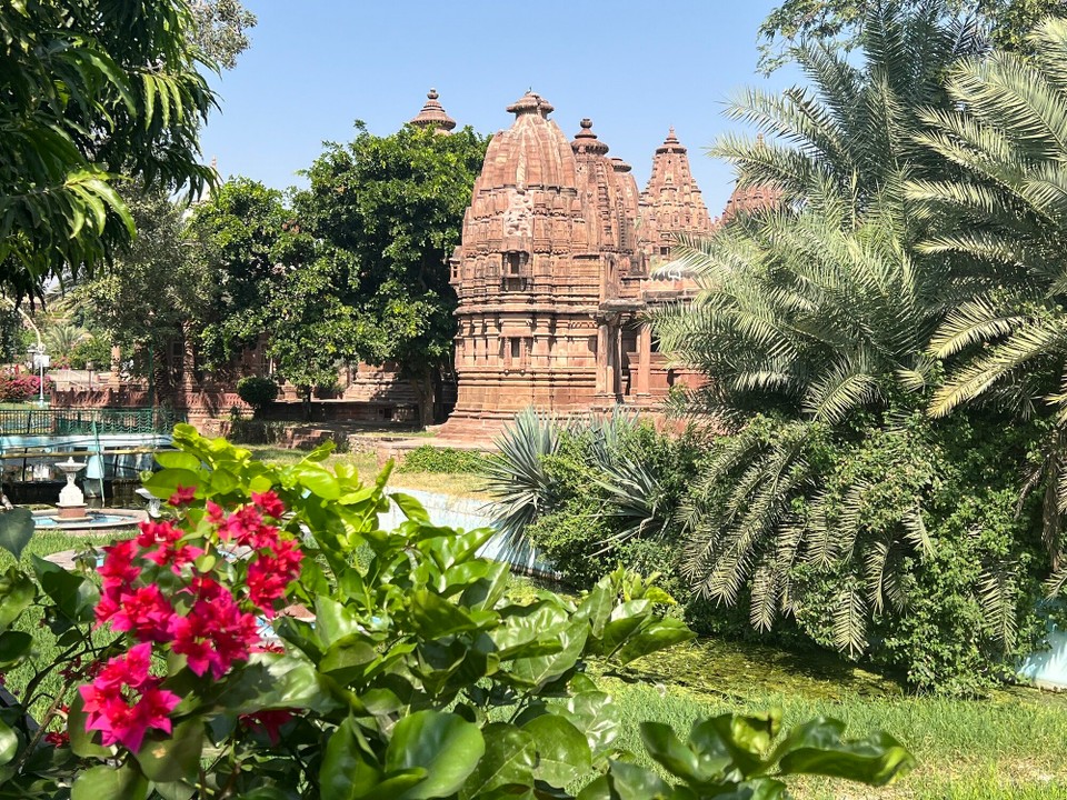 Indien - Jodhpur - In mitten einer sehr schön Gartenanlage befinden sich die alten Tempel an der Stelle an welcher der Maharadscha eingeäschert wurde wurde eine Gedenkstätte errichtet, die einem Tempel gleicht.