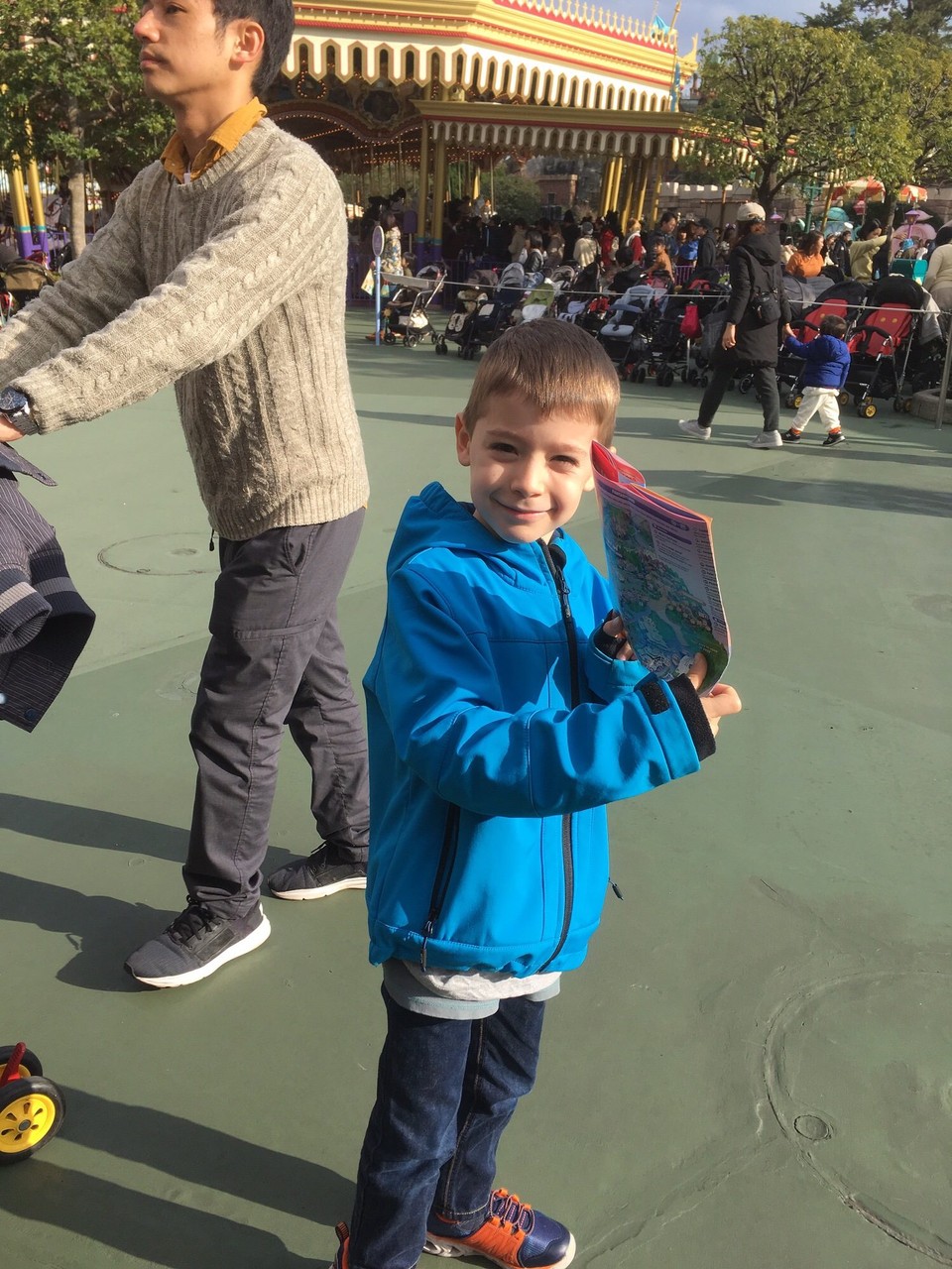 Japan - Urayasu-Shi - Nicolas studiert den Plan.