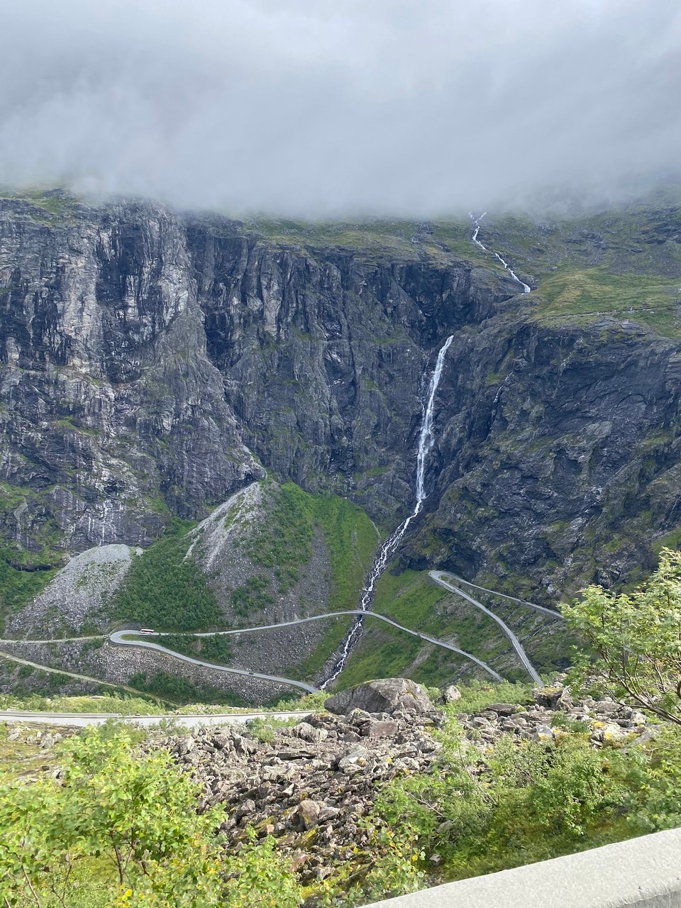 Norwegen - Eidsvåg i Romsdal - Und dann geht die Fahrt hinunter. Da wir einem schon mulmig! 