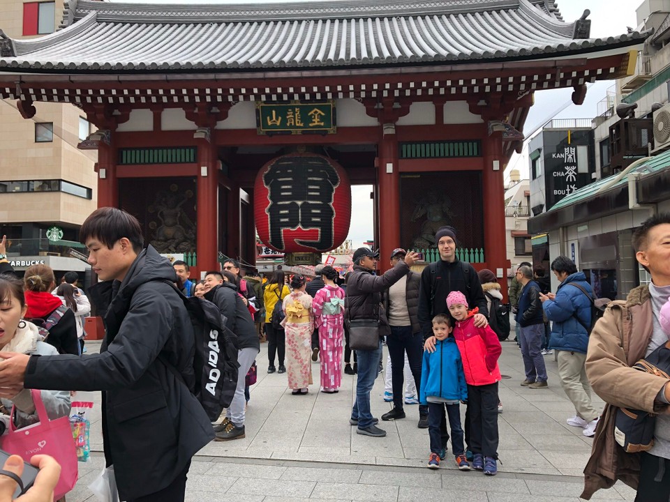 Japan - Taito-Ku - Vor dem ersten Tor: Kaminarimon-Tor beim Tempel Asakusa.
Zwei Wächter links und rechts halten Wache. 
Der eine mit geöffnetem Mund, der andere mit geschlossenem Mund. Symbolisch für den Anfang und das Ende.
