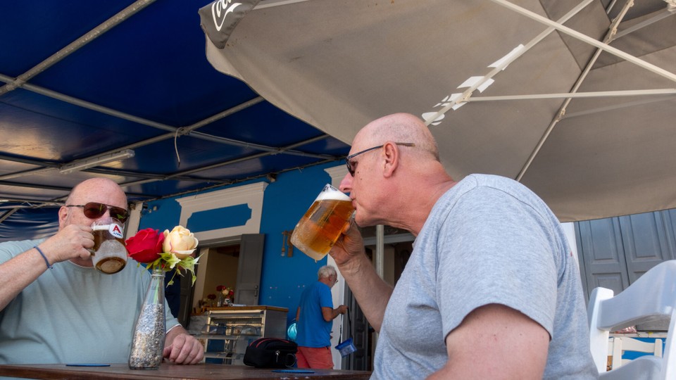 Griechenland - Symi - Kleine Erfrischung im Blue Corner Market vor dem Aufstieg ins Oberdorf.