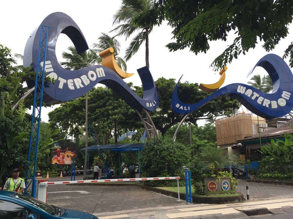Indonesien - Badung - Ein Wasserrutschenpark mitten in der Stadt