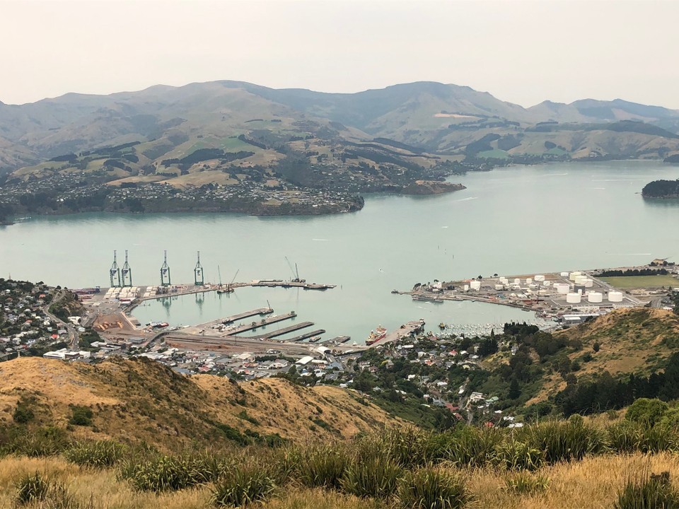 Neuseeland - Lyttelton - ... und auf den Hafen von Lyttleton. 