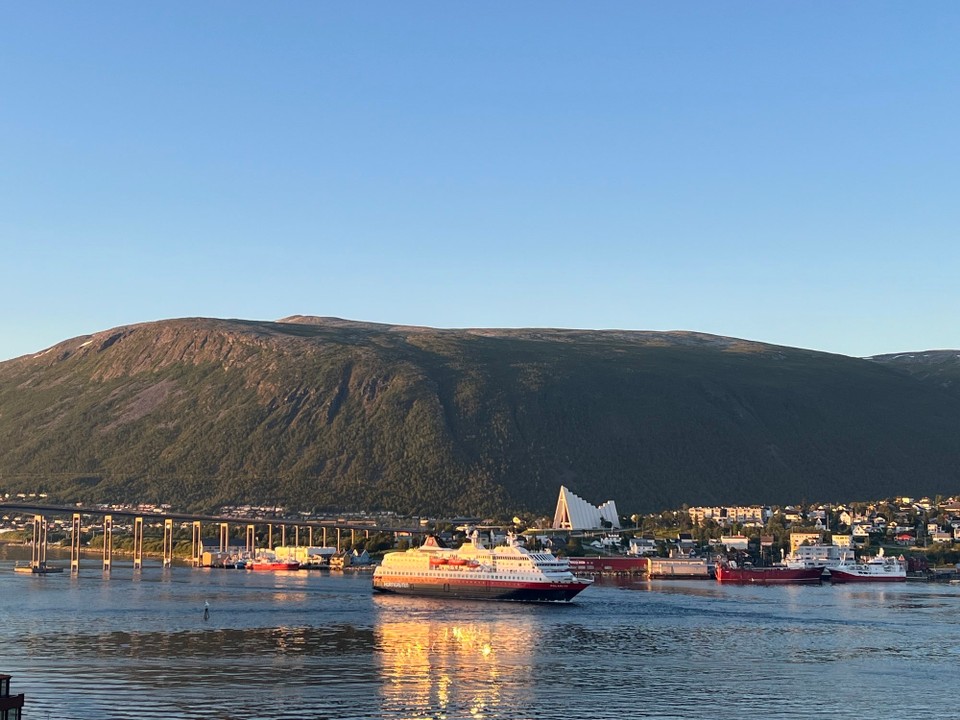 Norwegen - Tromsø - Die Hurtigruten, wie sie um Mitternacht in Tromsö anlegen😍🇳🇴🚢