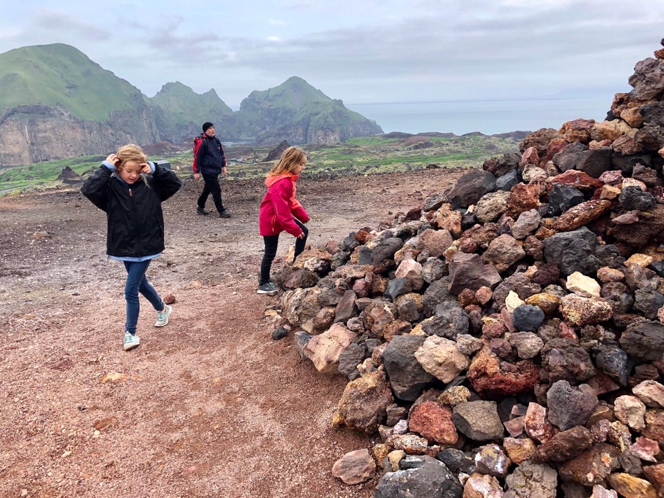 Island - Vestmannaeyjar - Dann mal los… Wir kennen den Eldfell aus einer Folge von „Willi wills wissen“. Von daher ist die Freude gross, dass wir diesen Lavakrater nun auch live ansehen können…