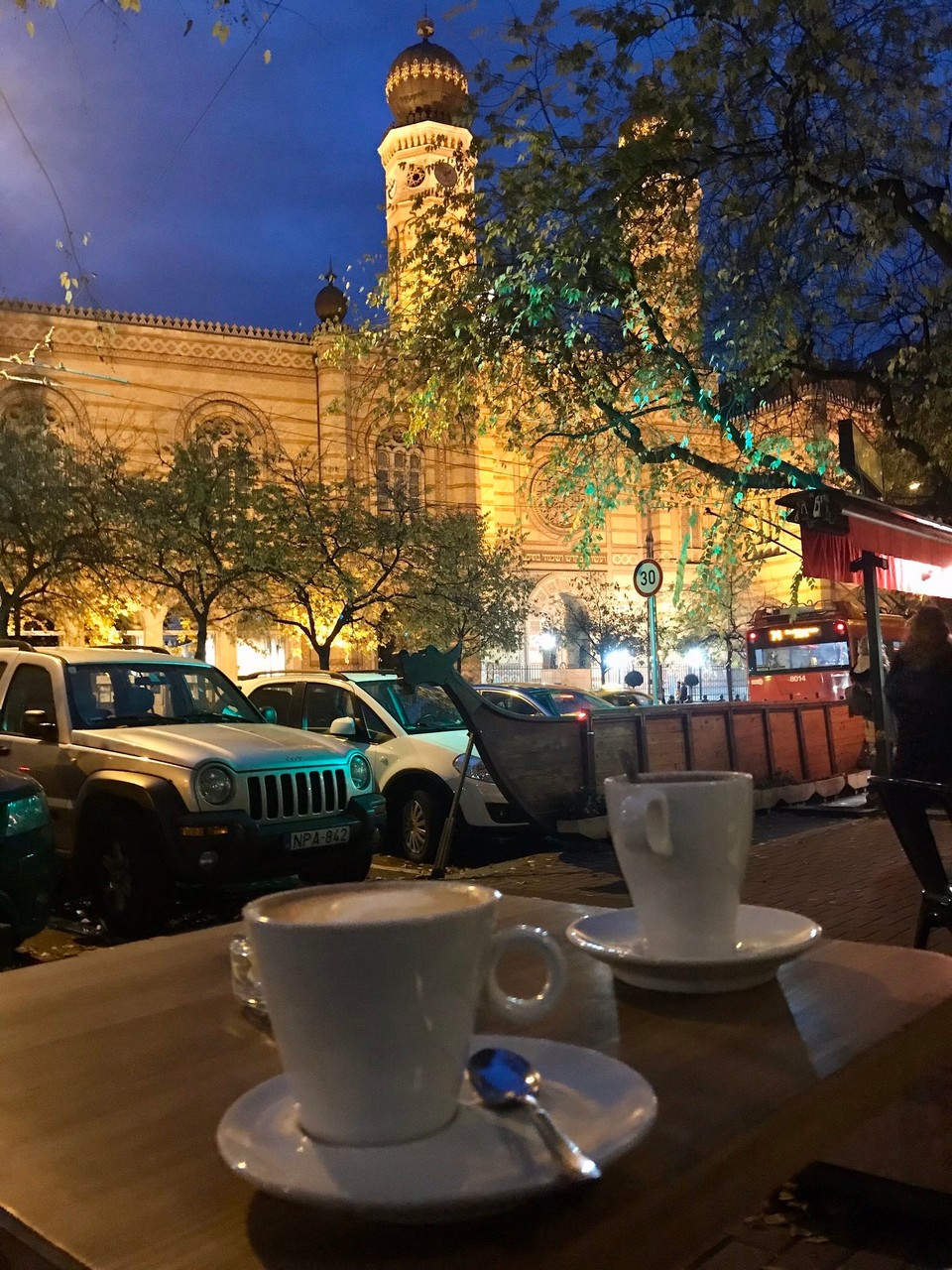 Ungarn - Budapest VII. kerület - Coffee time in front of the Synagoge