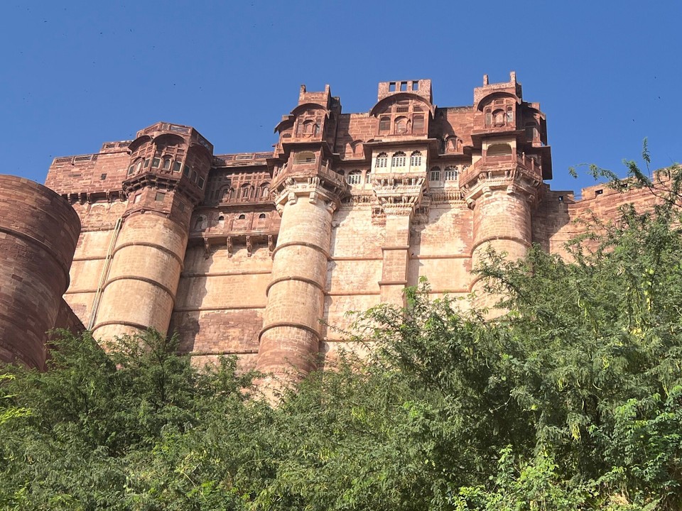 Indien - Jodhpur - Zum Fuße der Festungsanlage befindet sich die Blau Stadt.