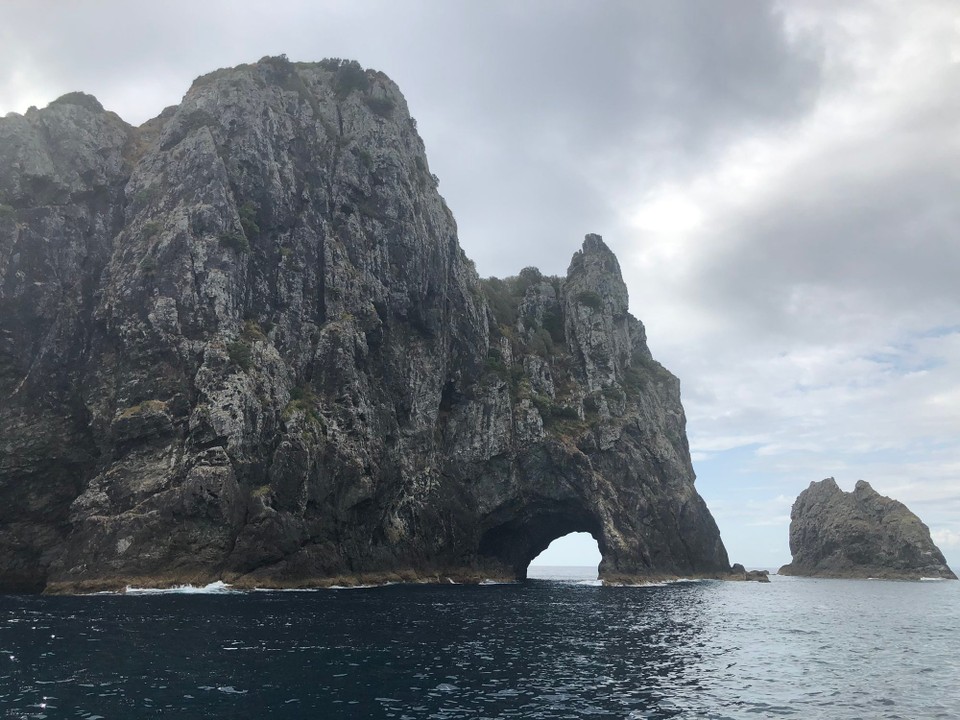 Neuseeland - Paihia - Das ist das Hole in the Rock, der Captain hat unser Boot tatsächlich da hindurch bekommen. 