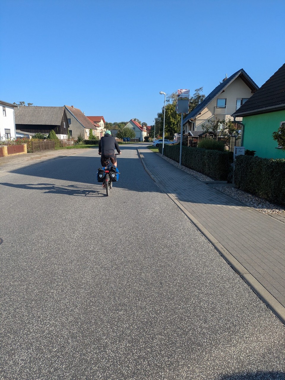 Deutschland - Berlin - Danach ging es ein bisschen über kleine Dörfer. Dieses hier ist so, wie sie alle aussehen. Unaufgeregt, aber sehr gut befahrbar.