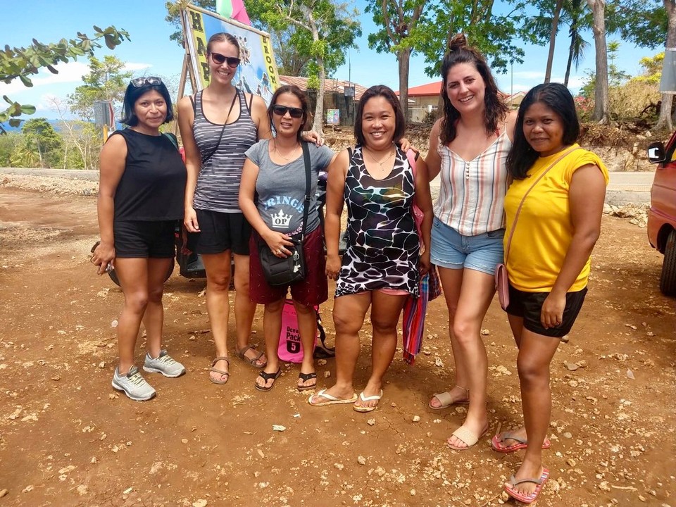 Philippines - Siquijor - Noen lokale damer som ville ta bilder med oss