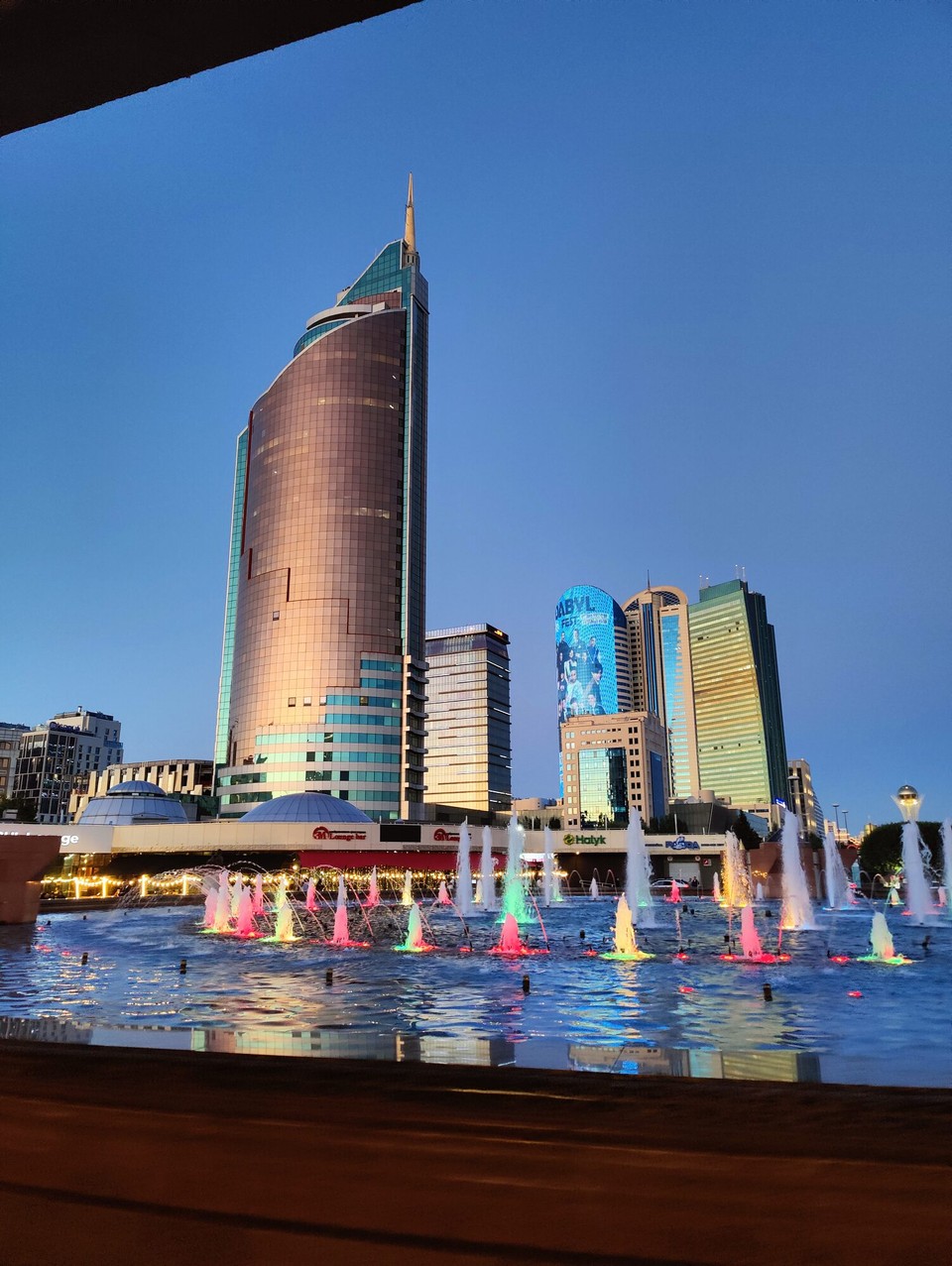 Kasachstan - Astana - Das "Feuerzeug"-Gebäude was 2 Mal an der "Flamme" wirklich gebrannt hat 😅