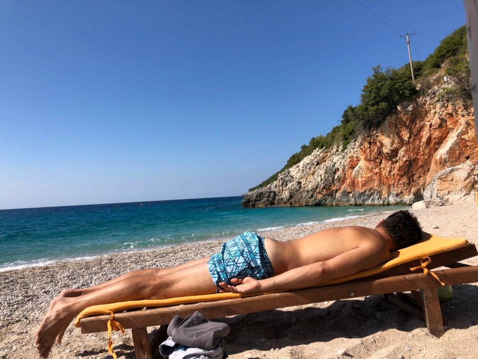 Albanien -  - Damit auch mal an die weißen Stellen Sonne kommt 😅