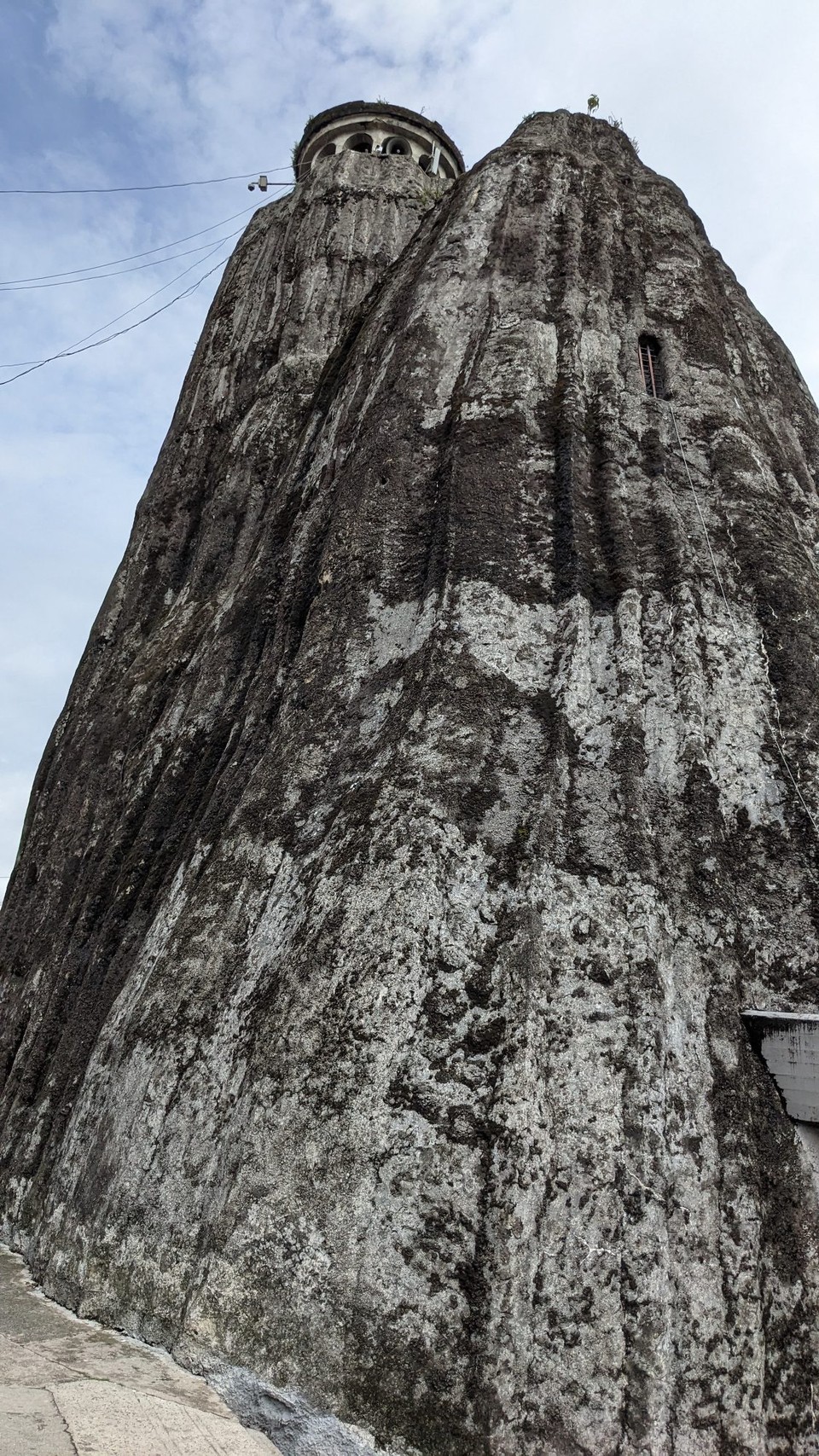 Kolumbien - Guatapé - Was aussieht wie ein Stein, ist eine Kirche.. leider konnte ich nicht rein, weil gerade Gottesdienst war.. also haben ich ein bisschen von draußen dem schönen Gesang gelauscht