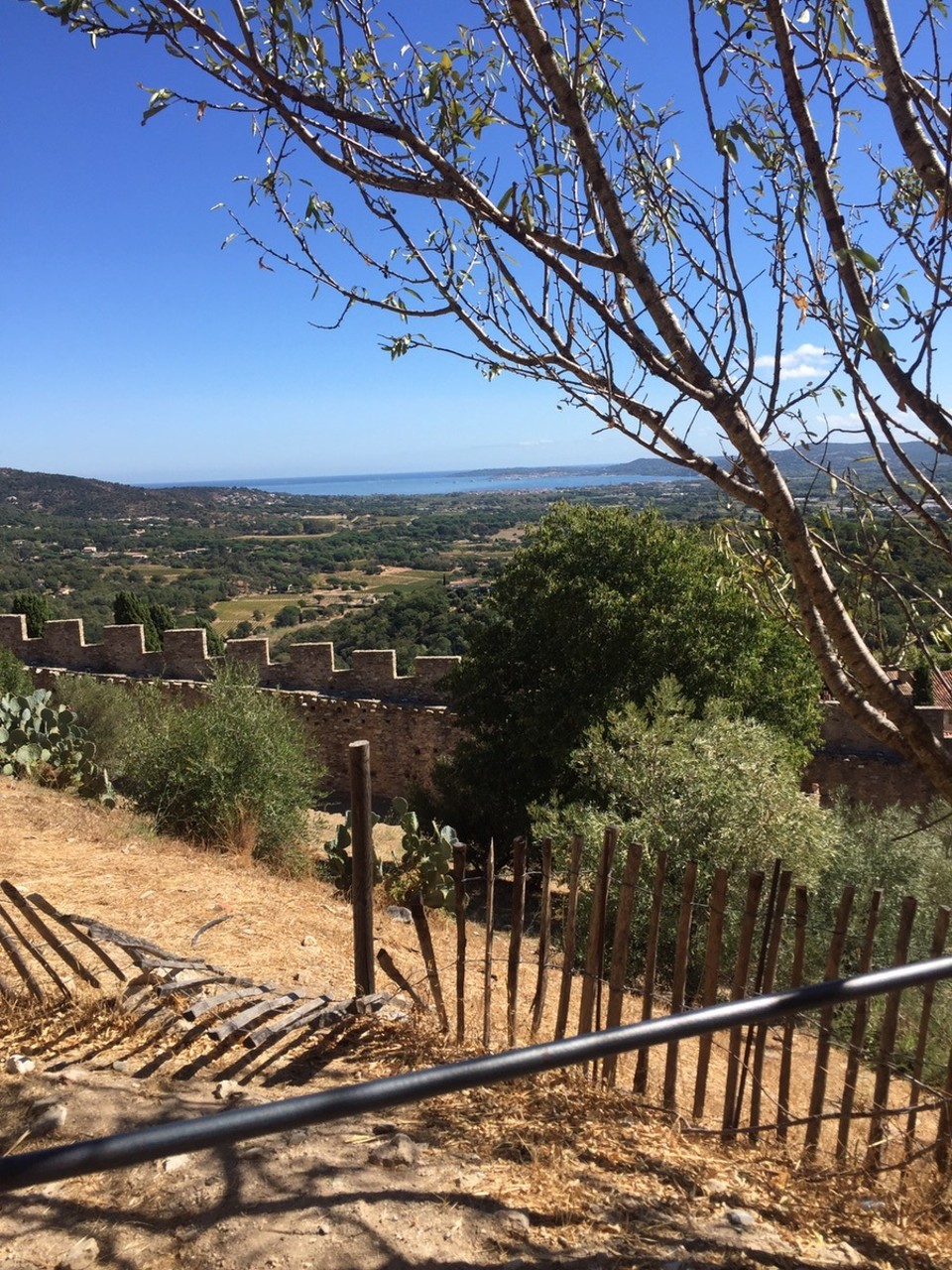  - Frankreich, Grimaud, Das Dorf auf dem Berg - Blick von hier oben bis ans Meer.