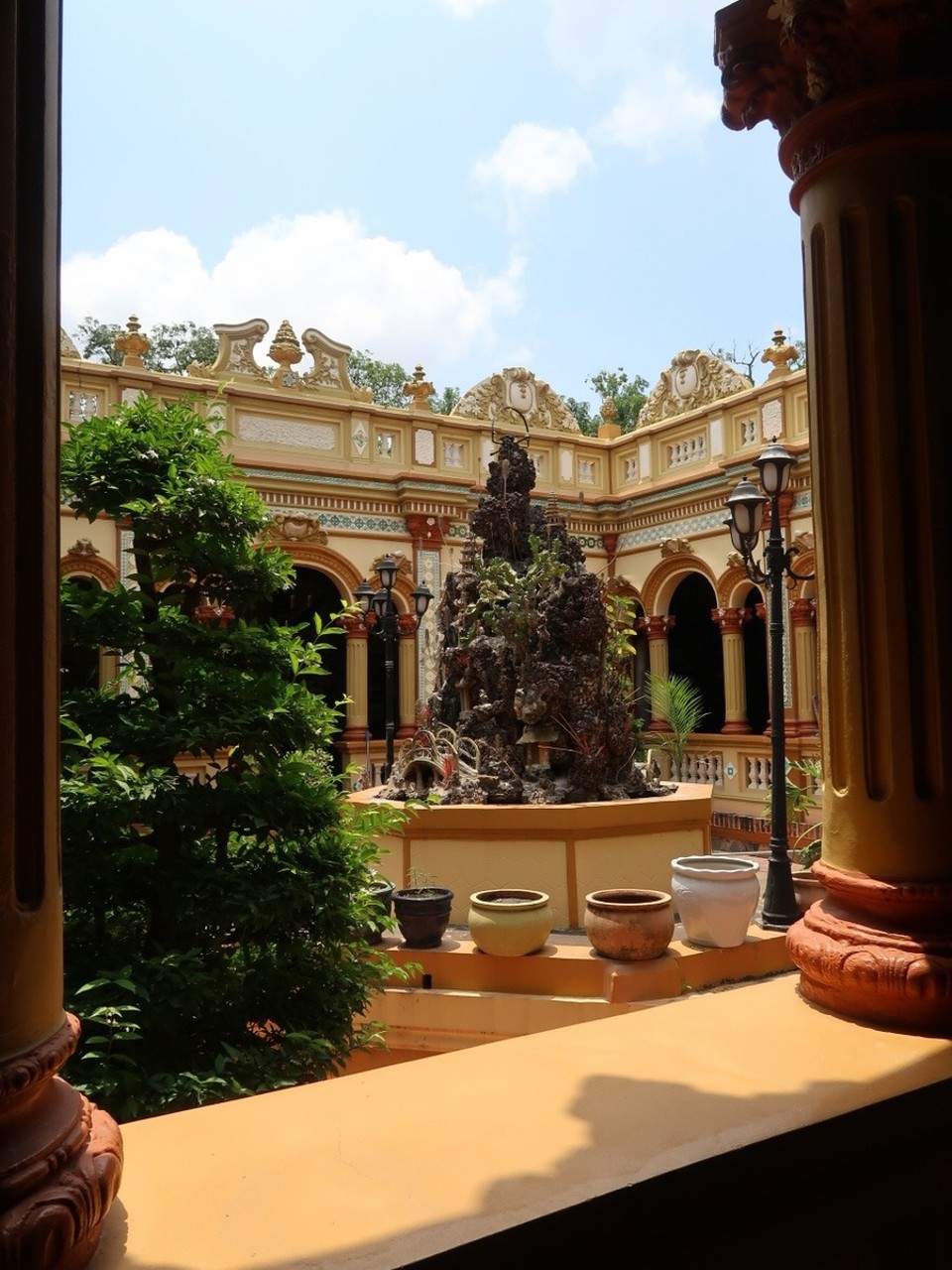 Vietnam - Ho-Chi-Minh Stadt - Blick auf den Gebetshof...