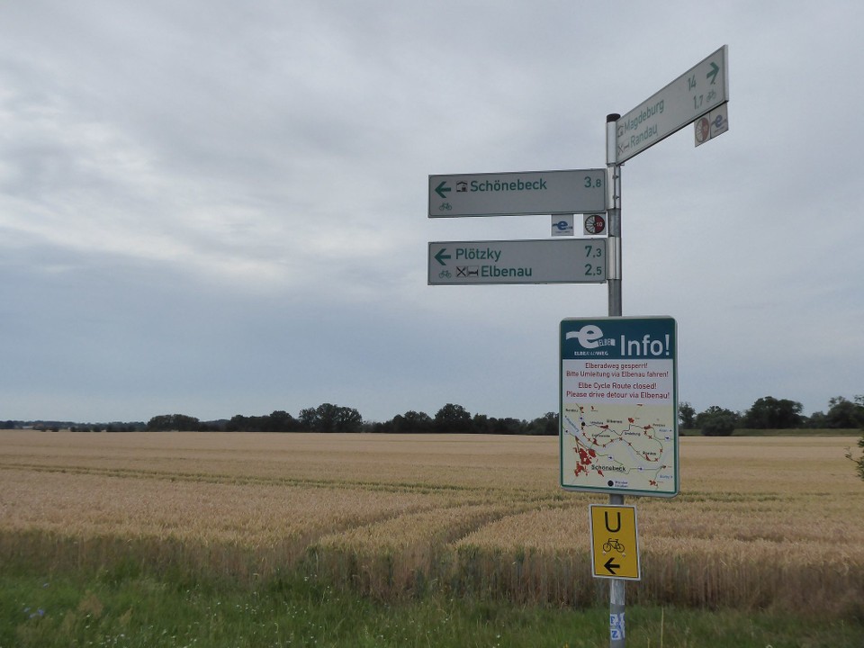 Deutschland - Dessau-Roßlau - Ein Hoch auf die Organisator*innen des Elberadwegs. Große Umleitung, aber dermaßen gut ausgeschildert, dass absolut nichts schief gehen kann. Ich bin begeistert und fahre brav den kleinen gelben Schildern hinterher.