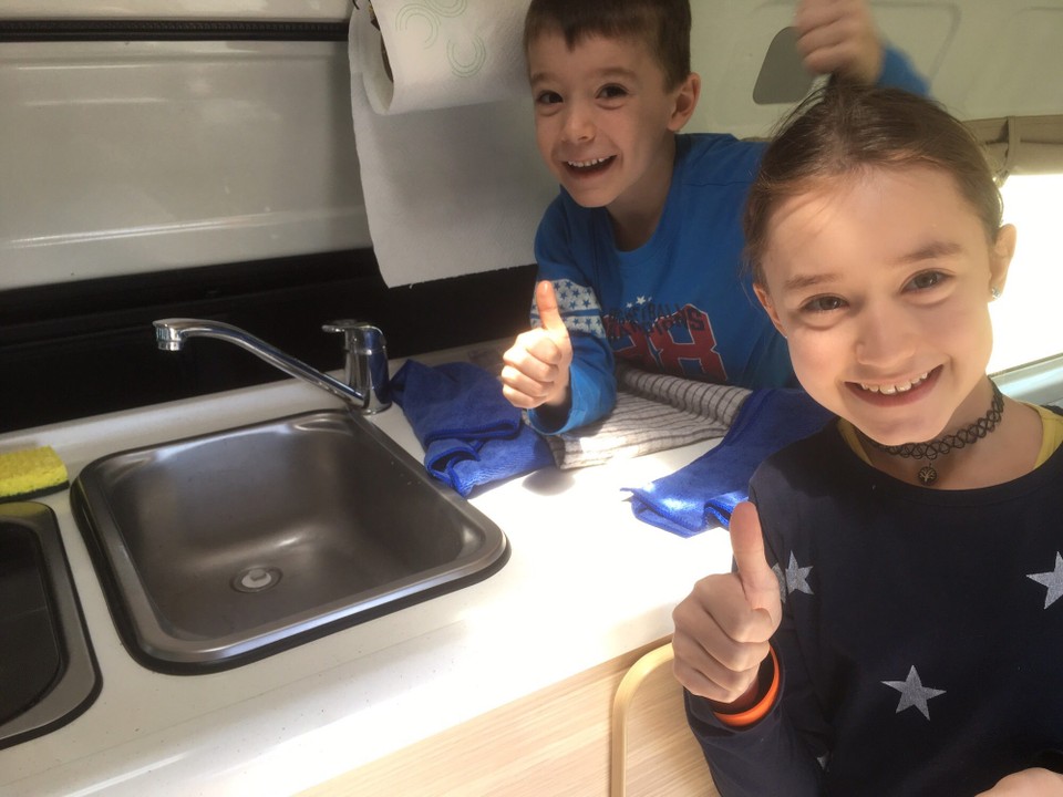 Neuseeland - Christchurch - Heureka- unser Camper funktioniert wieder.
Nach über zwei Stunden in der Werkstatt war immer noch alles beim Alten. Dann kam der Chef-Mechaniker und siehe da - nach 5 Minuten ist alles erledigt.
Das Abluft-Rohr war verstopft.