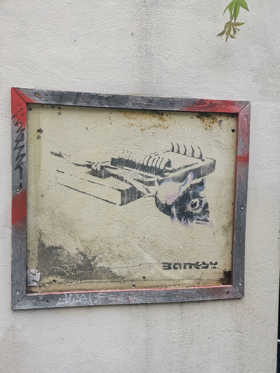 United Kingdom - Bristol - Banksy "Rose in a mousetrap" - war nicht ganz so einfsch zu finden, eine Berg hoch in einer etwas raueren Ecke, aber eine Familie hat den Weg auch angetreten und wir sind gemeinsam hoch 