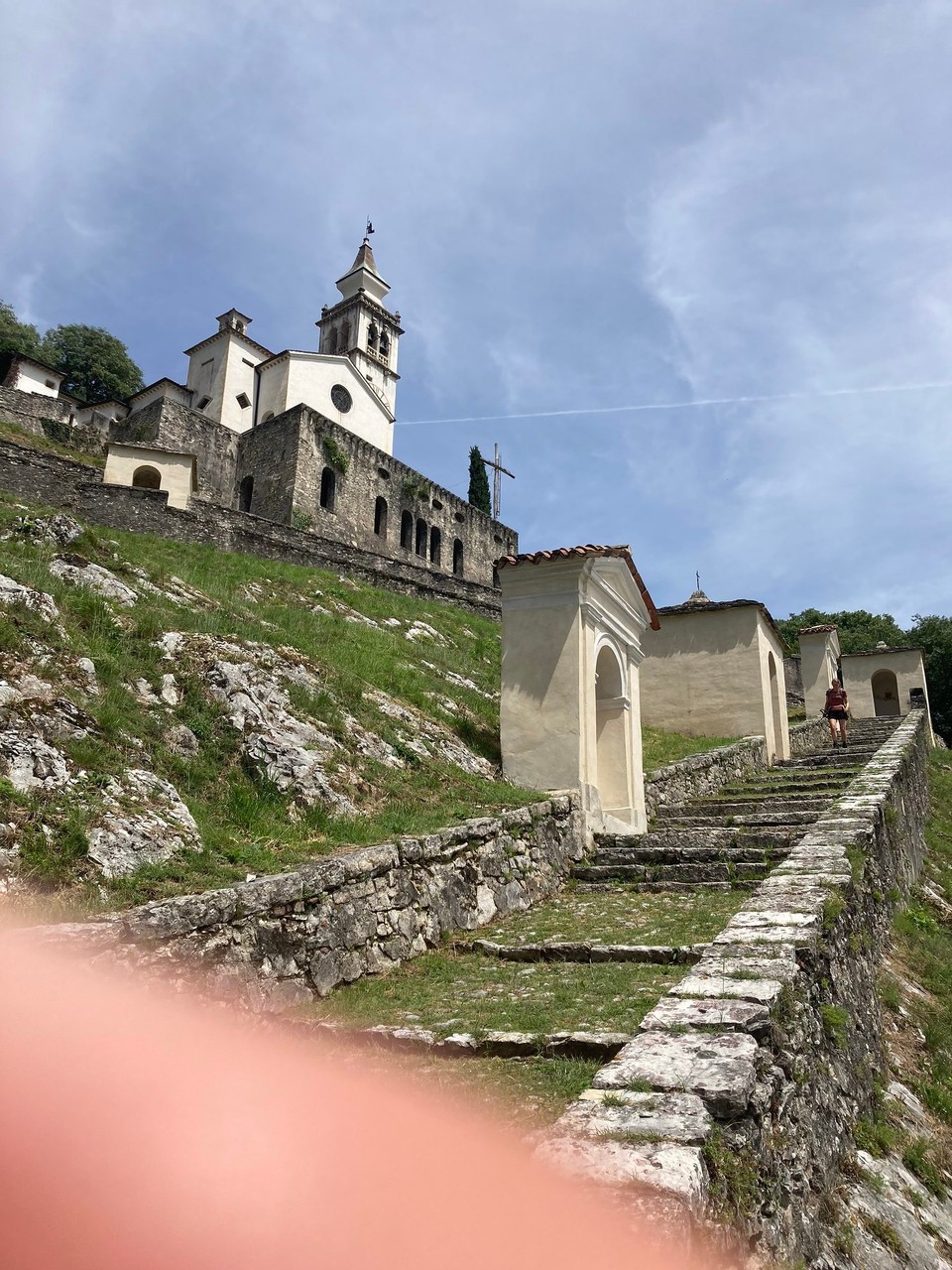 Ort bestimmen … -  - Wallfahrtskirche mit Kreuzweg oberhalb von Revine 
